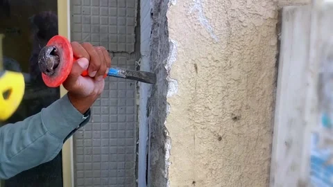 Man cutting a wall by hand Tools using hammer and steel Vidéo 276563123