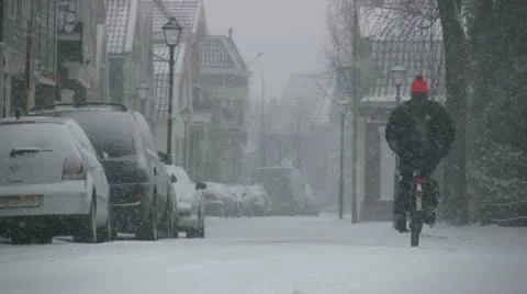 A man cycles through heavy snow in a Dutch street 動画素材 10806870