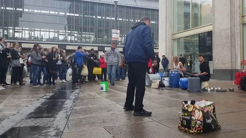 Man dances in middle of crowd around bucket drummers in Alexanderplatz, audio Vídeos de archivo 80731981