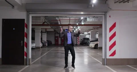 A man dances in an underground parking Stockbeeldmateriaal 171588147