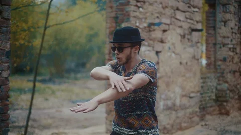 Man dancing in abandoned building Stock Footage 117916533