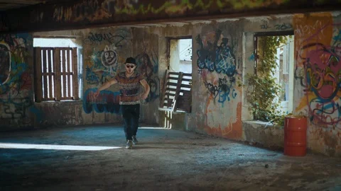 Man dancing in abandoned building with graffiti Video stock 117918077