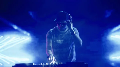 Man dancing to beat at mixing console 스톡 동영상 170210903