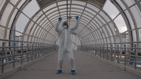 Man dancing on a bridge during quarantine Video stock 129333326