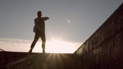 Man dancing in the city at dawn Stock-Footage 79581734