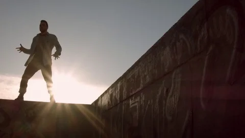 Man dancing in the city at dawn Видео 79591750