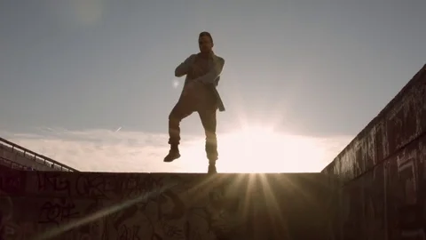 Man dancing in the city at dawn Stock-Footage 79592193