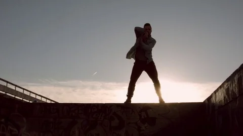 Man dancing in the city at dawn Vídeo Stock 79594917