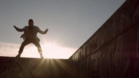 Man dancing in the city at dawn Stock-Footage 79594999