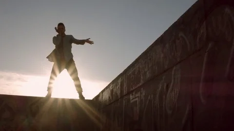 Man dancing in the city at dawn Vídeo Stock 79595003