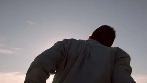 Man dancing in the city at dawn Видео 79682682