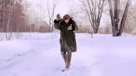 Man dancing funny in winter on the street Vidéo 112486493