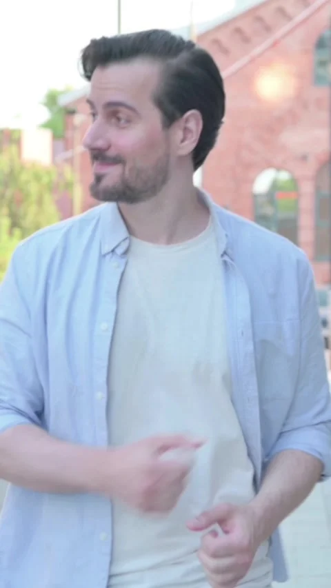 Man Dancing in Joy while Walking in Street, Vertical Video Vídeos de archivo 339664554