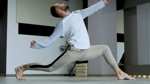 Man dancing modern dance on the floor in a dance studio Video stock 127865541