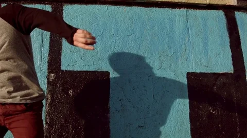 Man dancing in near the wall at dawn. Vídeo Stock 79694259