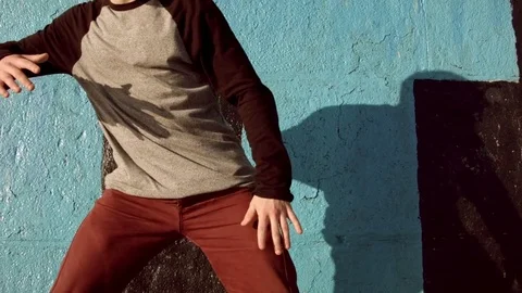 Man dancing in near the wall at dawn. 動画素材 79702613