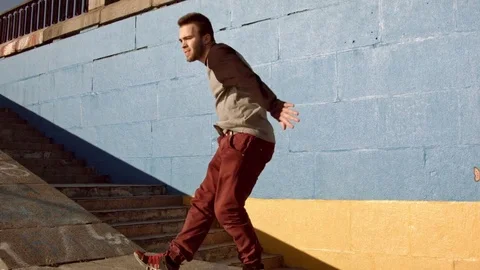 Man dancing in near the wall at dawn. Видео 79737483