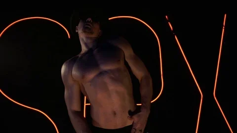 Man is dancing in night club Vídeo Stock 99102317