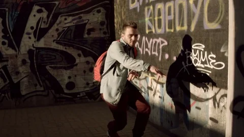 Man dancing in an underpass 스톡 동영상 79594336