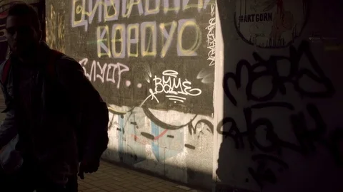 Man dancing in an underpass Видео 79663113