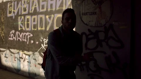 Man dancing in an underpass Видео 79685587