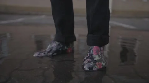 Man dancing in water Vídeo Stock 47445995