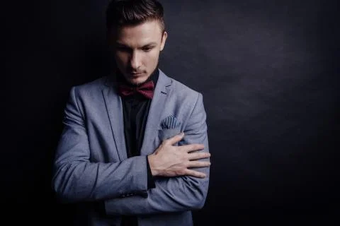 Man on dark background looking down Stockfoto's