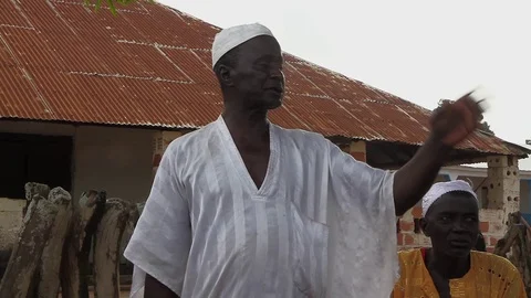 Man debates bad conditions potable water - Africa Vidéo 77904121