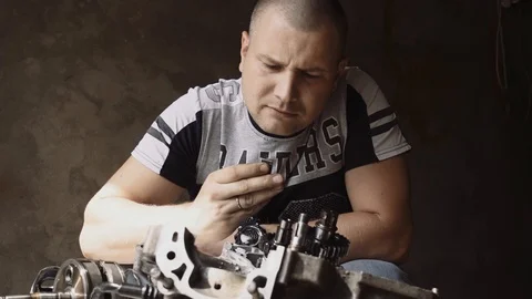 Man deconstructs motor Vidéo 96025943