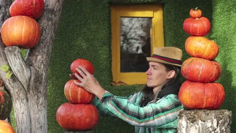 The man decorates the house with pumpkins. Видео 141706800