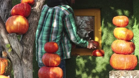 The man decorates the house with pumpkins. Видео 141707329