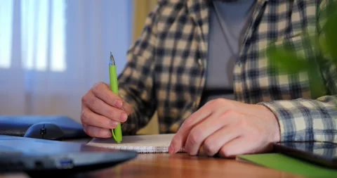 Man dedicated to continuous learning at home, learning evident in skill Vídeos de archivo 301525312