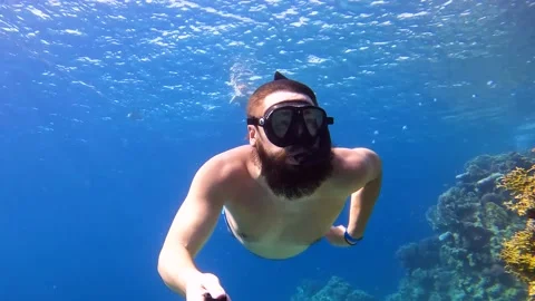Man deep dive in crystal clear blue sea and taking cool selfie on action camera 스톡 동영상 186675116