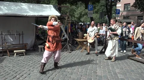 Man demonstrates the ability of the swords. Vídeo Stock 66312435