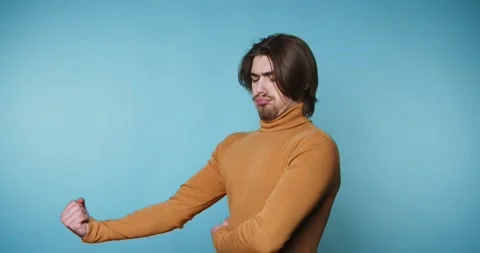 Man demonstrates workout moves in a simple indoor setting throughout the af.. Видео 328249964