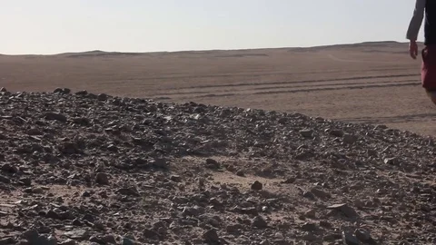 A man descends from a hillock in the desert Vidéo 82588229