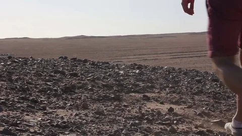 A man descends from a hillock Vidéo 82588090