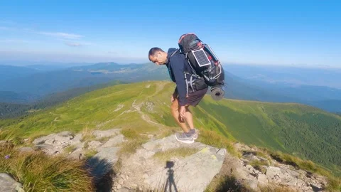 Man descends from mountain sat down to rest. Slowmo 库存影片 211099215