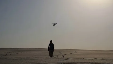 Man in the desert and copter Vídeos de archivo 80094747