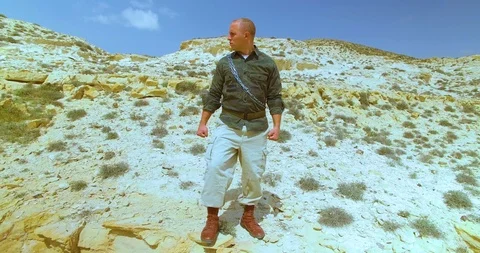 Man in desert Video stock 89578175