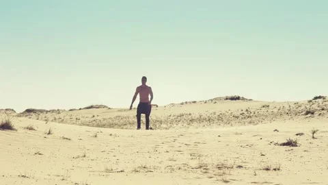 Man in desert Vídeo Stock 91034411