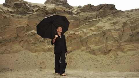 Man in the desert Stock-Footage 316691786