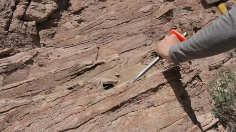 Man destroys bedrock using a hammer and chisel Vídeo Stock 62634413