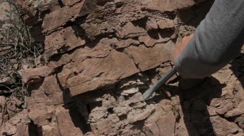 Man destroys bedrock using a hammer and chisel Video stock 62635407