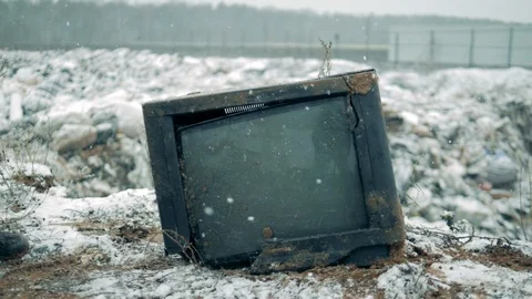 A man destroys old TV, using a hammer. Man with a hammer shatters the TV screen. Stock-Footage 120465282