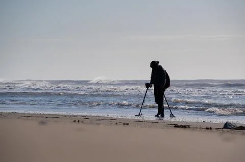 Man detecting metal on the beach Foto stock