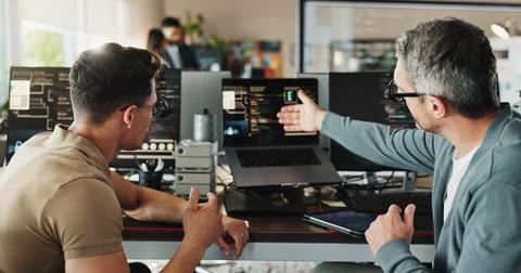 Man, developer and coding teamwork on computer screen in office for testing web Foto stock