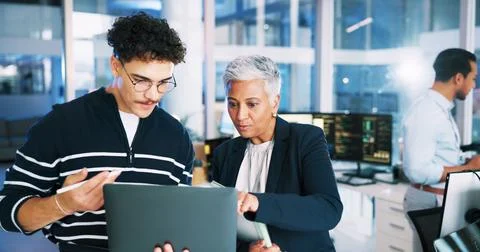 Man, developer and mentor on laptop in office for programming, coding training Foto stock