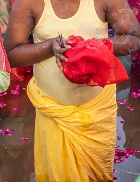 Man devotees standing in river and praying for sun god in Chhath festival f.. Foto stock