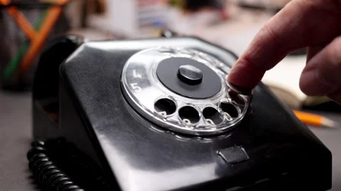 Man Dialing All Numbers On An Old Vintage Rotary Style Telephone In The Office. Vídeos de archivo 147259335